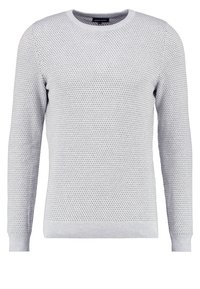 Jasnoszary dziany sweter z fakturowanym wzorem, okrągłym dekoltem i długimi rękawami. Ściągacze na mankietach i dole dla dopasowanego wyglądu.