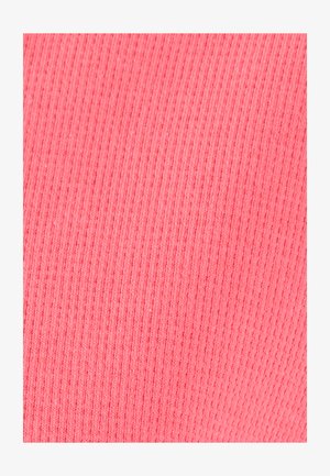 Tissu rose avec une texture côtelée verticale en tricot, des côtes uniformément espacées créant une surface douce et flexible.