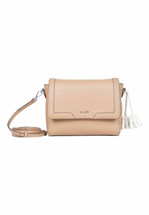 Beige læder crossbody taske med en struktureret overflade, fold-over klap, sølv hardware og tre dekorative kvaster på siden.