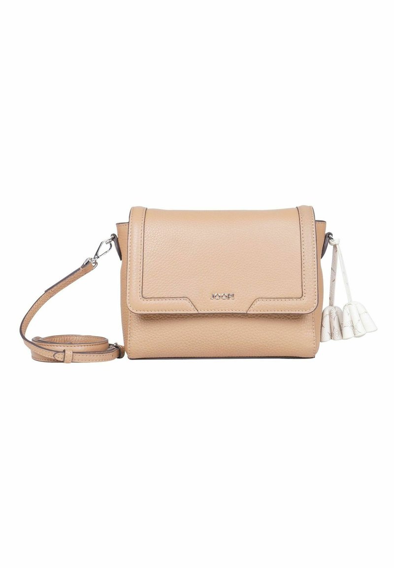Borsa a tracolla in pelle beige con finitura testurizzata, pattina pieghevole, hardware argentato e tre lacci decorativi sul lato.
