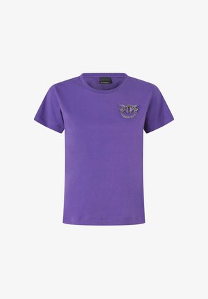 T-shirt en coton violet à manches courtes, col rond et logo orné de cristaux sur la poitrine gauche. Texture lisse.