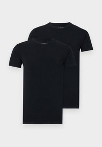 Deux T-shirts noirs empilés, avec un col rond classique et des manches courtes, fabriqués en tissu lisse et léger.