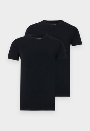 Dos camisetas negras apiladas, con un clásico cuello redondo y mangas cortas, hechas de una tela suave y ligera.