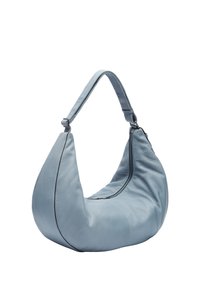 Jasnoniebieska skórzana torebka na ramię o zaokrąglonym kształcie, z regulowanym paskiem i kontrastowymi szwami, z zamkiem błyskawicznym.