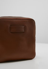 Liebeskind Berlin Taška s příčným popruhem - brown