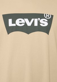 Levi's® Plus GRAPHIC TEE - T-shirt estampada - beige/sand