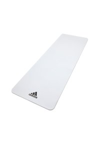 Weiße Trainingsmatte mit abgerundeten Kanten, hergestellt aus strukturiertem Material, mit einem schwarzen Adidas-Logo auf einer Seite.