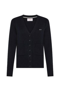 Cardigan nero con bottoni, scollo a V, maniche lunghe, due tasche frontali e piccolo logo bianco sul lato sinistro del petto.