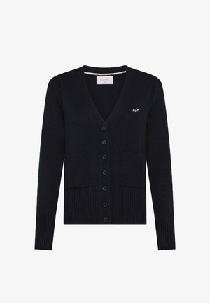 Cardigan nero con bottoni, scollo a V, maniche lunghe, due tasche frontali e piccolo logo bianco sul lato sinistro del petto.