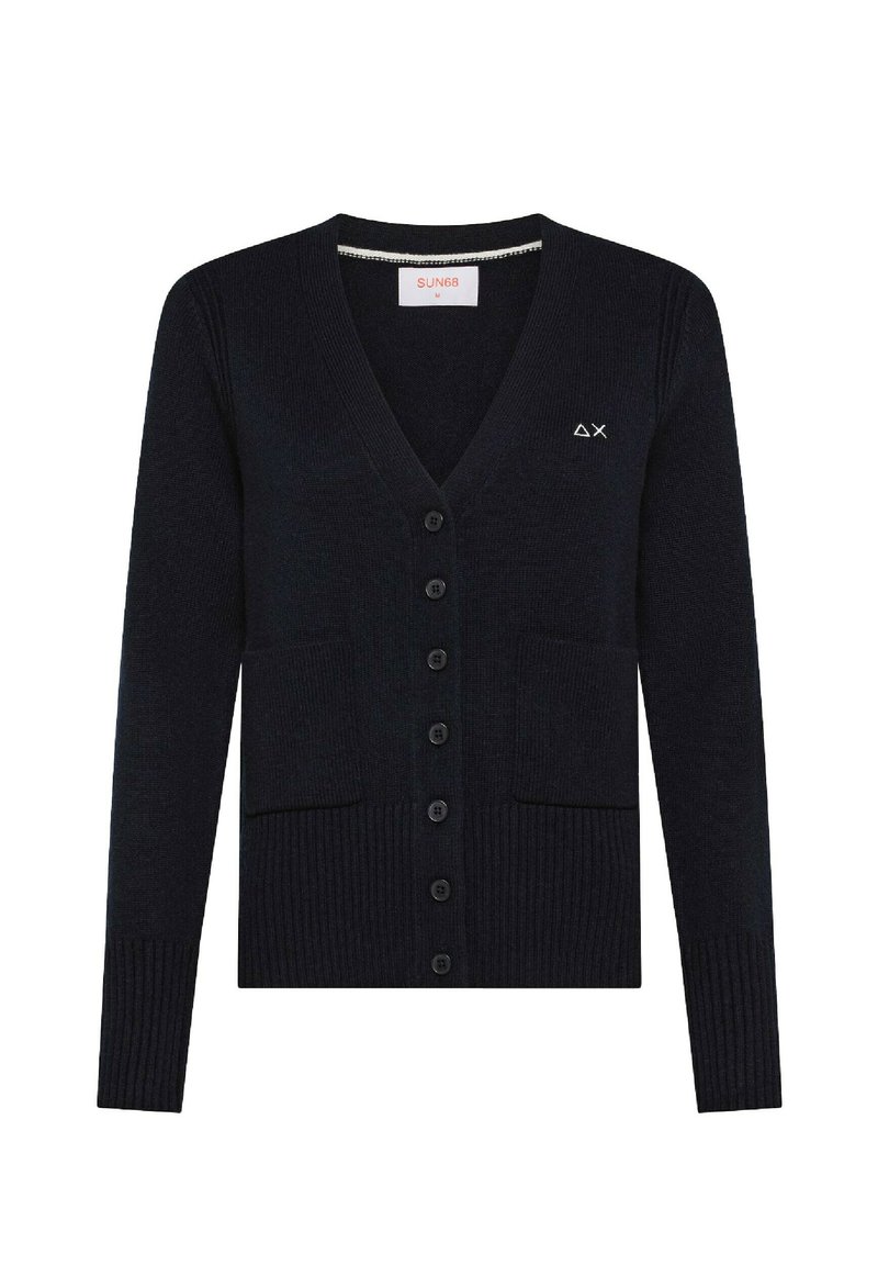 Cardigan nero con bottoni, scollo a V, maniche lunghe, due tasche frontali e piccolo logo bianco sul lato sinistro del petto.