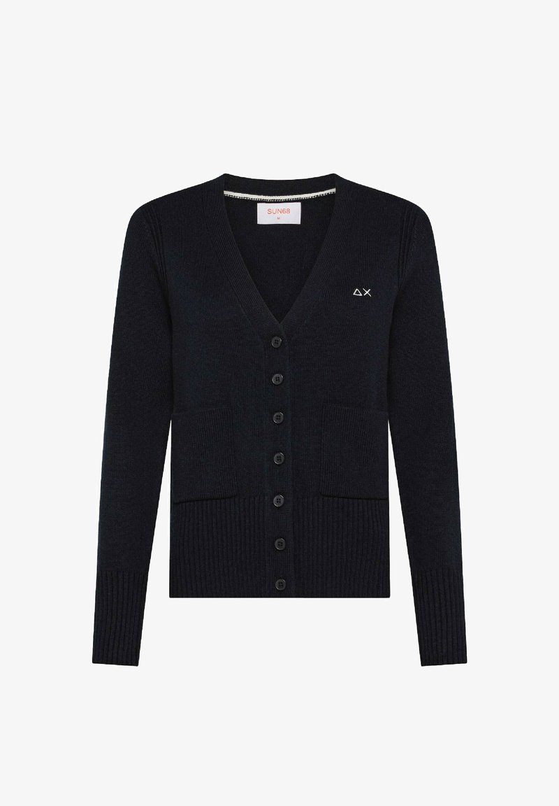 Cardigan nero con bottoni, scollo a V, maniche lunghe, due tasche frontali e piccolo logo bianco sul lato sinistro del petto.