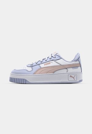 Sneakers Puma charakteryzują się jasnoniebieską skórzaną cholewką, teksturowanymi różowymi akcentami, białymi elementami oraz grubą białą podeszwą z niebieskimi detalami.