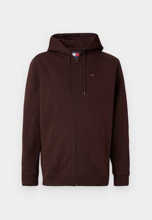 Mørkebrun hettegenser med glidelås, frontlommer, snor i hetten, ribbede mansjetter og et lite flagglogo på brystet.