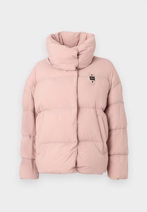 Chaqueta acolchada rosa con un cuello alto, que presenta un diseño acolchado, grandes secciones acolchadas y una pequeña etiqueta negra con el logo en la parte delantera.
