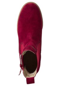 Botte de cheville en suède rouge avec un bout arrondi, des panneaux latéraux élastiques et un détail de fermeture éclair. Doublure intérieure douce et semelle de couleur claire.