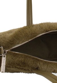 Olijfgroene faux fur tas met een ritssluiting en een soepel leren schouderband. Beschikt over een metalen ritssluiting en een ruime binnenkant.