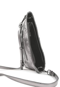 Borsa a tracolla in argento metallico con superficie texturizzata, scomparti con zip, tracolla regolabile e design elegante e angolare.