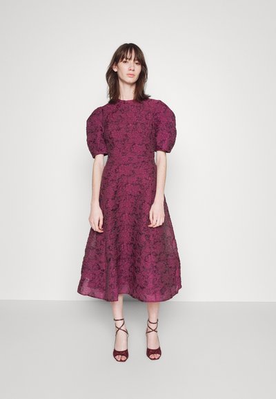 Erdem SHORT SLEEVE WAISTED MIDI DRESS WITH VOLUME SKIRT - Koktailové šaty/večierkové šaty - berry