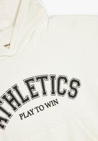 Hoodie bianco con una grafica testuale curva nera che recita "ATHLETICS PLAY TO WIN." Tessuto morbido con una tasca a marsupio frontale.