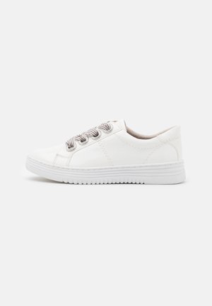 Trainers - white