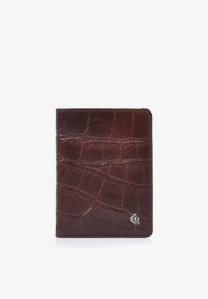 Cartera de cuero marrón con textura de cocodrilo y un pequeño logo plateado "CB" en la esquina inferior derecha, mostrada cerrada sobre fondo blanco.