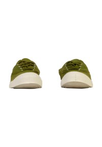 Sneakers verde in tela con suole in gomma bianche, punta rotonda e occhielli in metallo. Presentano lacci e una superficie testurizzata per una migliore presa.