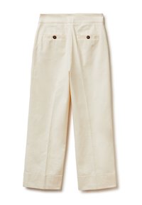 Crème-kleurige wijde broek met een zachte textuur, twee achterzakken en donkerbruine knoopaccenten. De zoom heeft een nette afwerking.