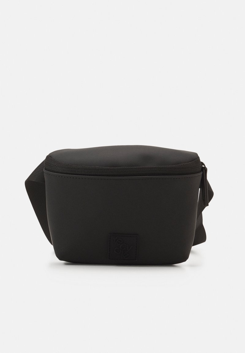 Sac banane rectangulaire noir avec fermeture éclair, sangle réglable et petite étiquette logo à l'avant sur fond blanc.