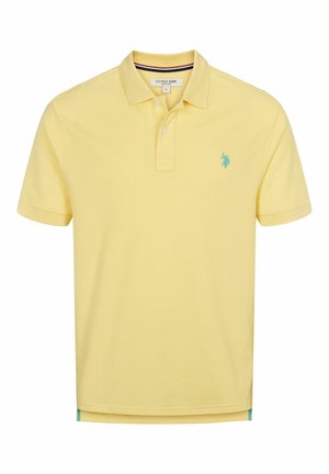 Gelbes Polohemd aus Baumwolle mit einem Kragen, einer Knopfleiste mit drei Knöpfen und einem türkisfarbenen Logo auf der linken Brust. Kurze Ärmel und gerader Saum.