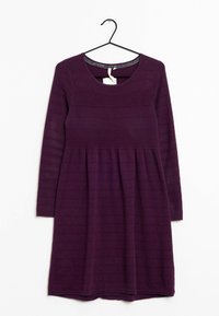 Lila långärmad klänning med rund halsringning, prydd med horisontella texturerade ränder och en samlad midja, hängande på en svart krok.