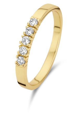 Goldener Ring mit fünf runden, klaren Edelsteinen, die in einer Reihe entlang des Rings gesetzt sind, vor weißem Hintergrund.