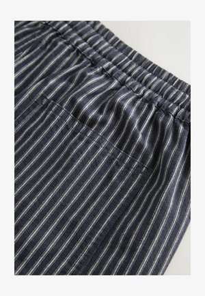 Tummansiniviset raidalliset shortsit, joissa on joustava vyötärö ja takatasku, sekä vaakasuorat valkoiset puuvillatikkiraitata kuvioituna kankaana.