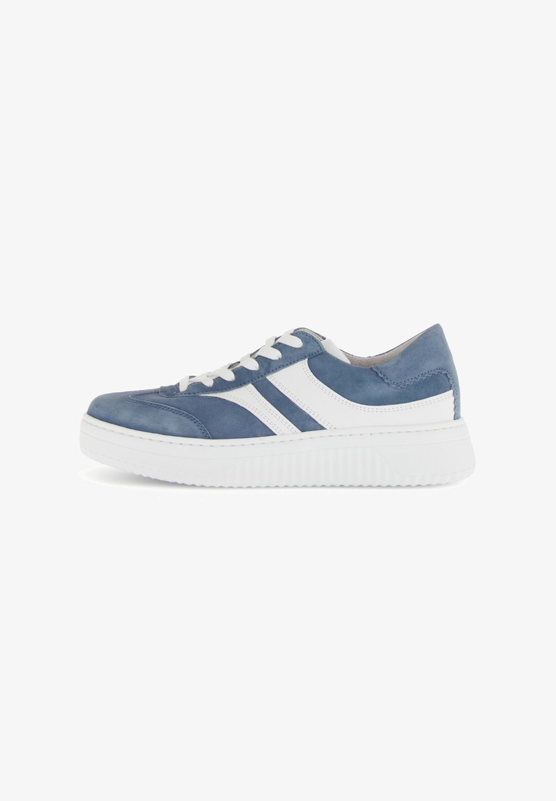 Blauwe suède sneaker met witte accenten, ronde neus en een gestructureerde rubberen zool. Bevat witte veters en twee witte zijkanten.