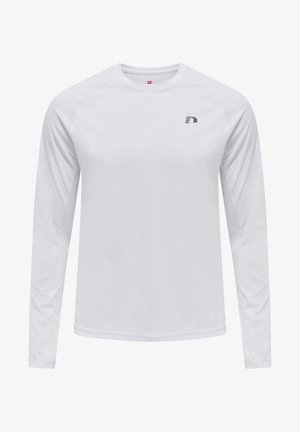 Langärmliges Sportshirt in Weiß, aus leichtem Stoff gefertigt. Es hat einen runden Ausschnitt und ein kleines graues Logo auf der Vorderseite.