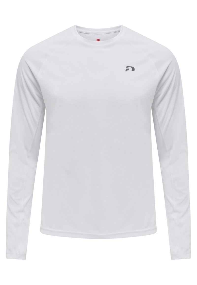 Langärmliges Sportshirt in Weiß, aus leichtem Stoff gefertigt. Es hat einen runden Ausschnitt und ein kleines graues Logo auf der Vorderseite.