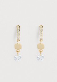 Náušnice v zlatej farbe so zvislým radom malých priehľadných kamienkov, šesťhranným zdobením a väčším kvapkovitým krištáľom.