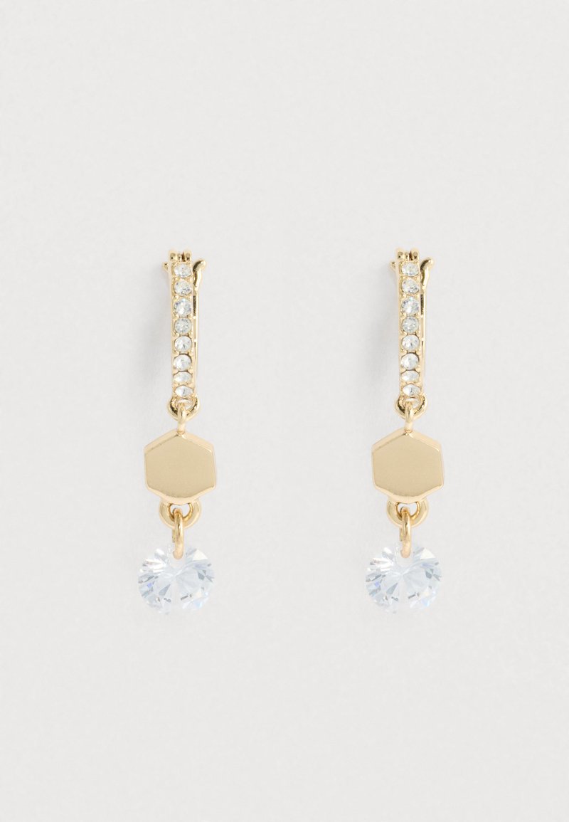 Náušnice v zlatej farbe so zvislým radom malých priehľadných kamienkov, šesťhranným zdobením a väčším kvapkovitým krištáľom.