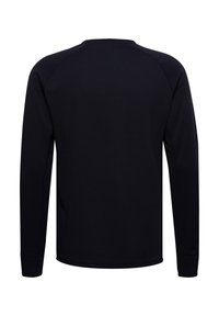 Czarna koszula z długim rękawem o teksturowanej fakturze, okrągłym dekolcie i rękawach raglanowych. Posiada dopasowany krój bez widocznych logo lub wzorów.