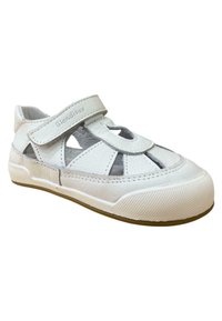 Sandalias de cuero blanco con punta cerrada, múltiples cortes y tira de velcro. Suela de goma texturizada con forma redondeada.