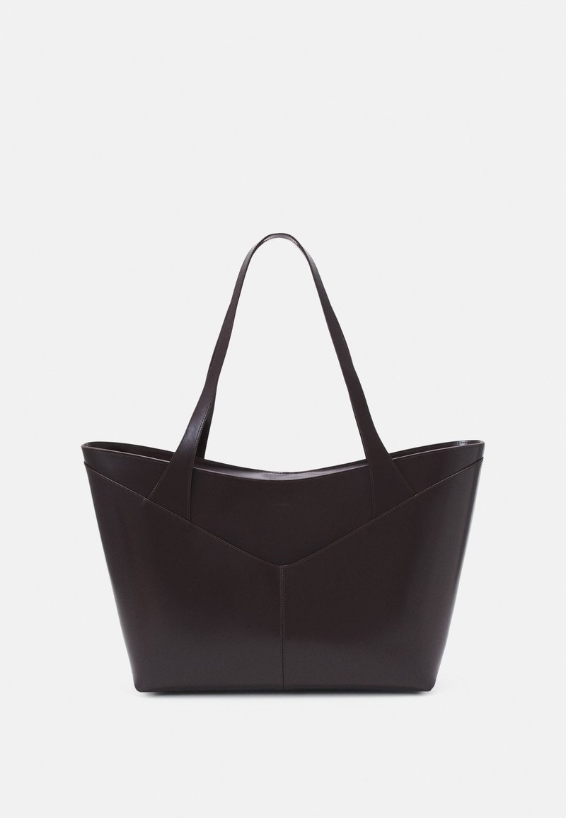 Tamna smeđa kožna torba za rame sa strukturiranim oblikom, koja ima kutne šavove i dva duga ručka za laku nošenje. Glatka tekstura.