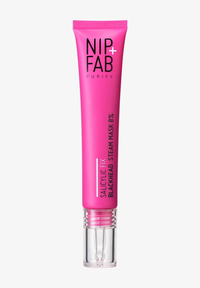 Tube rose avec l'étiquette "NIP+FAB Masque à la vapeur pour points noirs à l'acide salicylique 8 %." Embout applicateur en plastique transparent en bas. Texture lisse et mate.