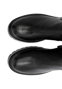 Schwarze Leder-Ankle-Boots mit glatter Textur, abgerundeter Spitze und dicken Gummisohlen. Das Obermaterial verfügt über minimale Nähte und Akzente.