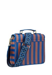 Gestreepte lederen tas in blauw en bruin, rechthoekige vorm met een handvat aan de bovenkant, voorzien van een decoratieve patroon schouderband en gouden hardware.