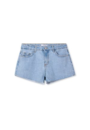 Pantaloncini in denim azzurro chiaro con orli sfrangiati, bottone frontale e cerniera, passanti per cintura e design a cinque tasche su sfondo bianco.