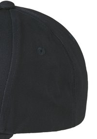 Zwarte baseballpet die de achterzijde toont met gestikte panelen en ventilatie-openingen op het stoffen materiaal.