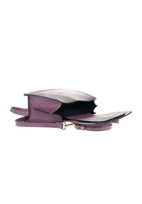 Borsa a tracolla viola in pelle con superficie texturizzata, hardware dorato e chiusura a patta. Dotata di tracolla regolabile e scomparti multipli.