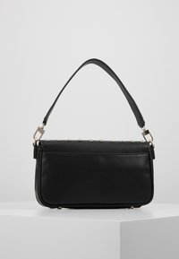 Sort lædertaske med tekstureret overflade, med en top-hank og dekorative metalstifter langs den øverste kant.