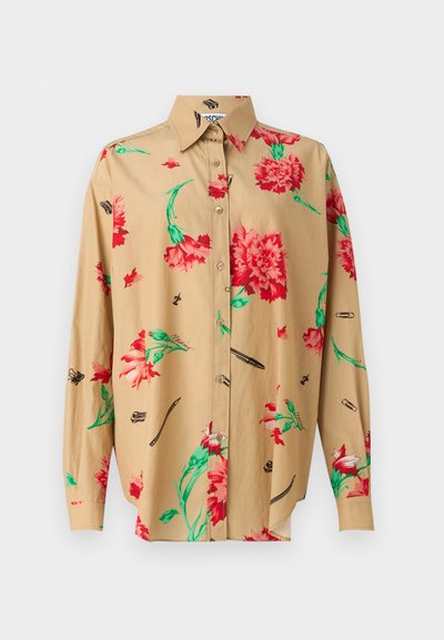 Camisa de manga larga beige con cuello abotonado. Presenta un patrón floral en rojo y verde junto con varios bocetos en negro, incluyendo bolígrafos y clips.