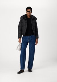 Calvin Klein Jeans MATTE MONOLOGO PUFFER SHORT - Žieminė striukė - black