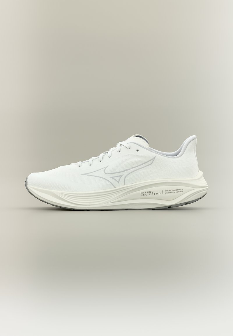 Λευκό αθλητικό παπούτσι τρεξίματος Mizuno Neo Cosmo με μαλακή σόλα, λογότυπο στο πλάι και γκρι εξωτερική σόλα σε μπεζ φόντο.